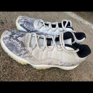Jordan 11 retro low snake light bone.